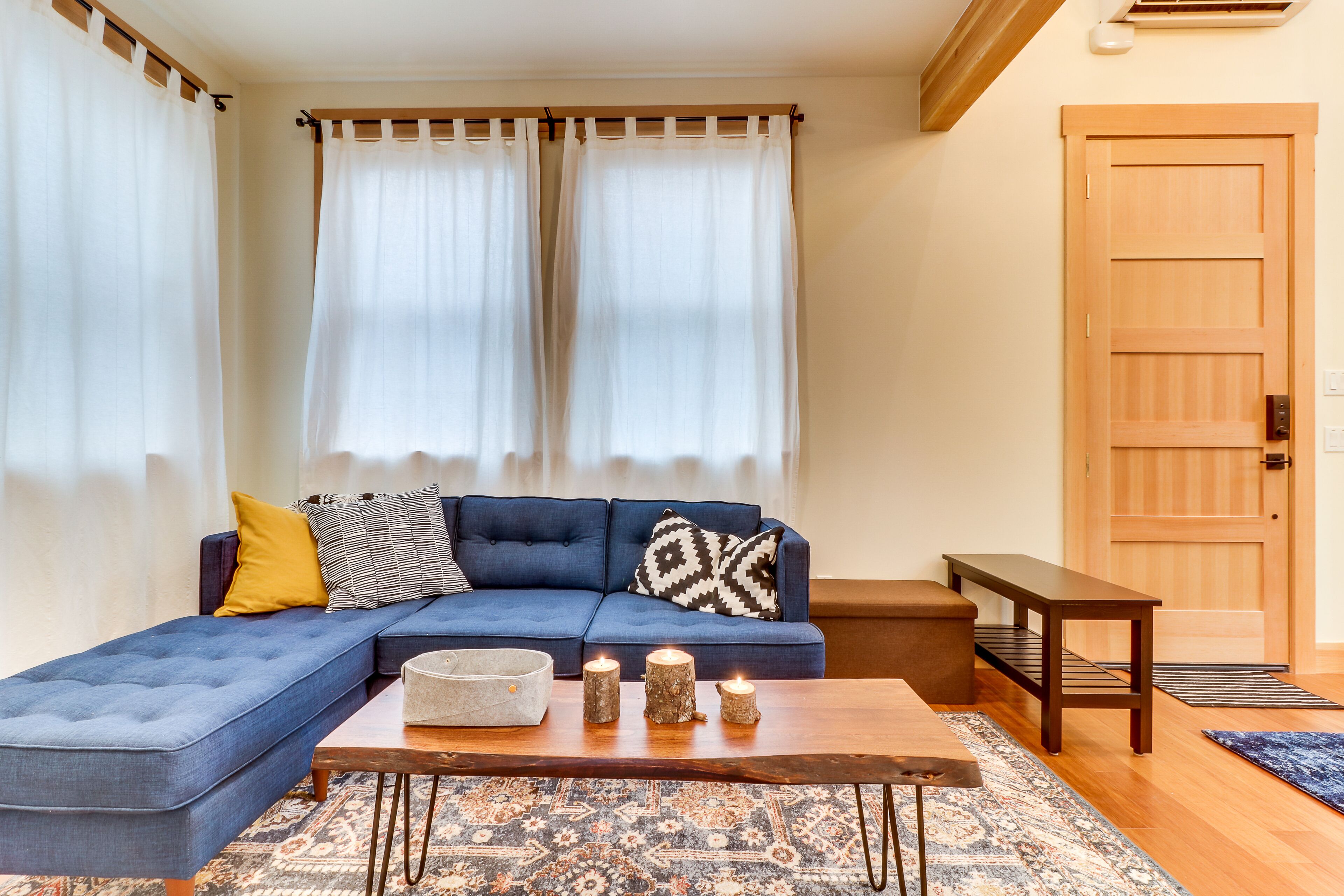 Open layout home in quiet location, close to shops/restaurants - free WiFi