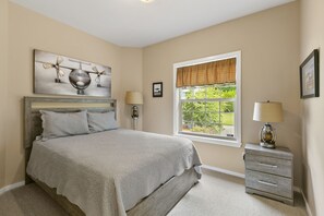 3 dormitorios, escritorio, tabla de planchar con plancha y cuna de viaje