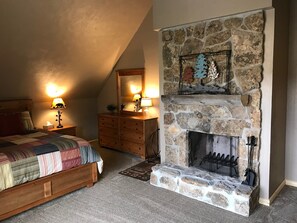 4 bedrooms, desk, free WiFi, bed sheets