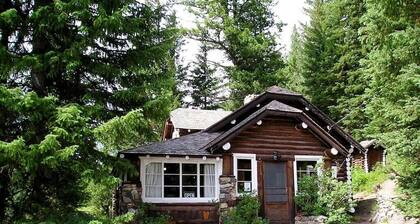 Abgeschiedene HolzhĂŒtte in der NĂ€he von Henrys See in der NĂ€he des Yellowstone Parks!