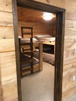 3 bedrooms, memory foam beds, WiFi, bed sheets