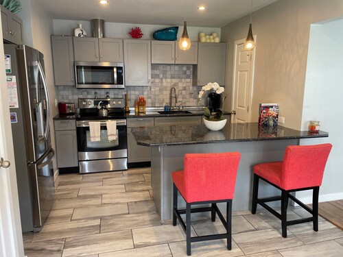 Perfection, Renovated Throughout - great in-town location sleeps 6