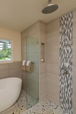 Baignoire, sèche-cheveux, serviettes fournies, savon