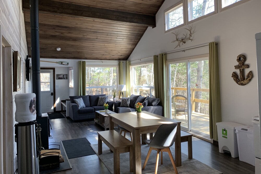 Newly built Lake of the Woods Lakefront Road Access Cabin/Getaway