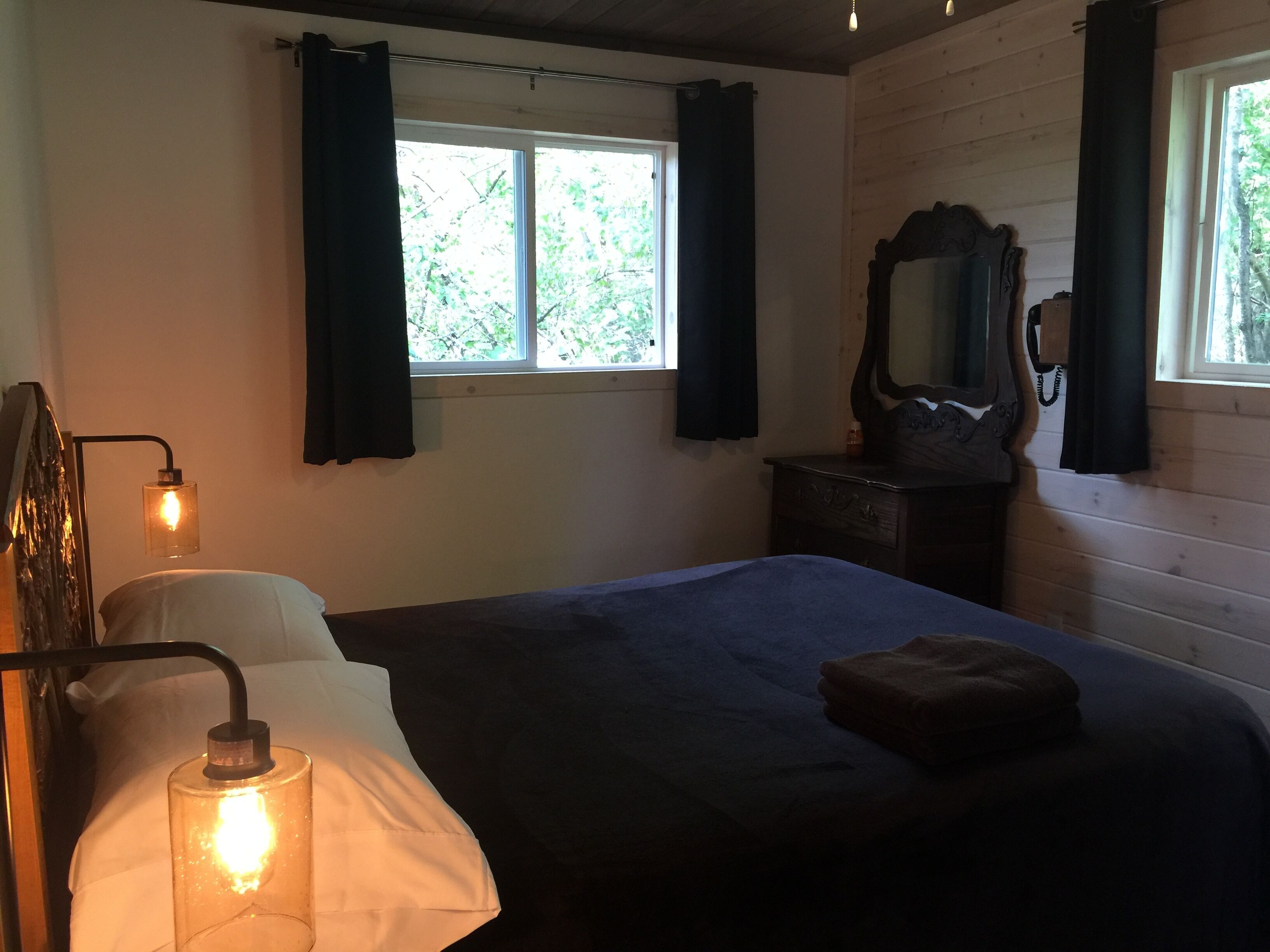 Newly built Lake of the Woods Lakefront Road Access Cabin/Getaway