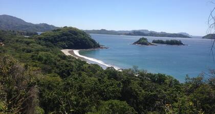 A pasos de la hermosa playa de Penca