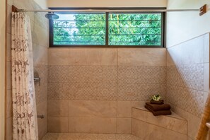 Douche, sèche-cheveux, serviettes fournies, savon
