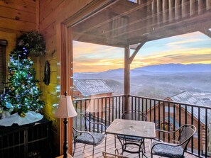 Outdoor dining - Romantic Winter Escape with Mountain Views, great location, 2.5 steps to enter (Sevierville)
