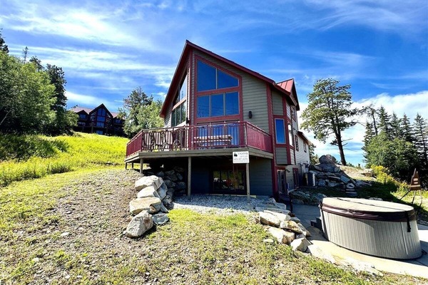 Peak2 with hot tub. (Peak1 up the hill sleeps 22)