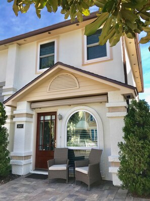 Exterior - Coastal Charm Townhome Steps from the Beach (Jacksonville Beach)