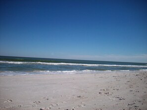 Beach nearby, sun-loungers, beach towels - Coastal Charm Townhome Steps from the Beach (Jacksonville Beach)