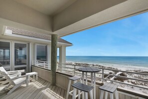 Property grounds - 👑Dixie Queen👑 Iconic Beachfront Retreat with Gulf Views + Swim Spa + Elevator (Pensacola Beach)