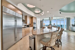 Een koelkast, een microgolfoven, een oven, een kookplaat