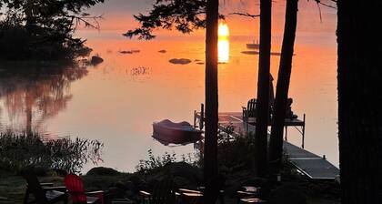 All Season, WATERFRONT, family friendly, 7-bedroom vacation home on Toddy Pond