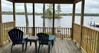 Escápese a esta casa de 7 habitaciones, FRENTE AL AGUA en el prístino lago de Maine; FAMILY FRIENDLY!
