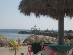 沙滩椅、沙滩毛巾