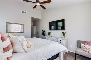 2 bedrooms, iron/ironing board, free WiFi, bed sheets - Gated Golf Course Luxury ~ Newly Remodeled with Pool, Spa & EV Charger (Mesa)