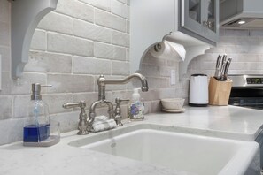 Fridge, microwave, oven, stovetop - Historic Bradshaw House! (Jacksonville)