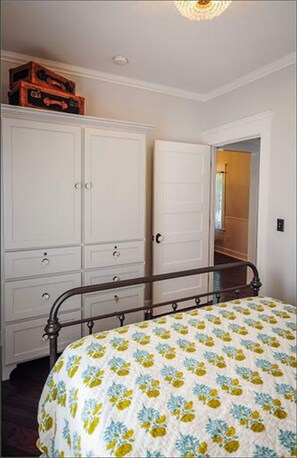 1 habitación, tabla de planchar con plancha, wifi gratis y ropa de cama 