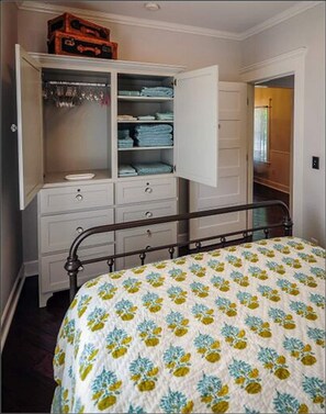 1 habitación, tabla de planchar con plancha, wifi gratis y ropa de cama 