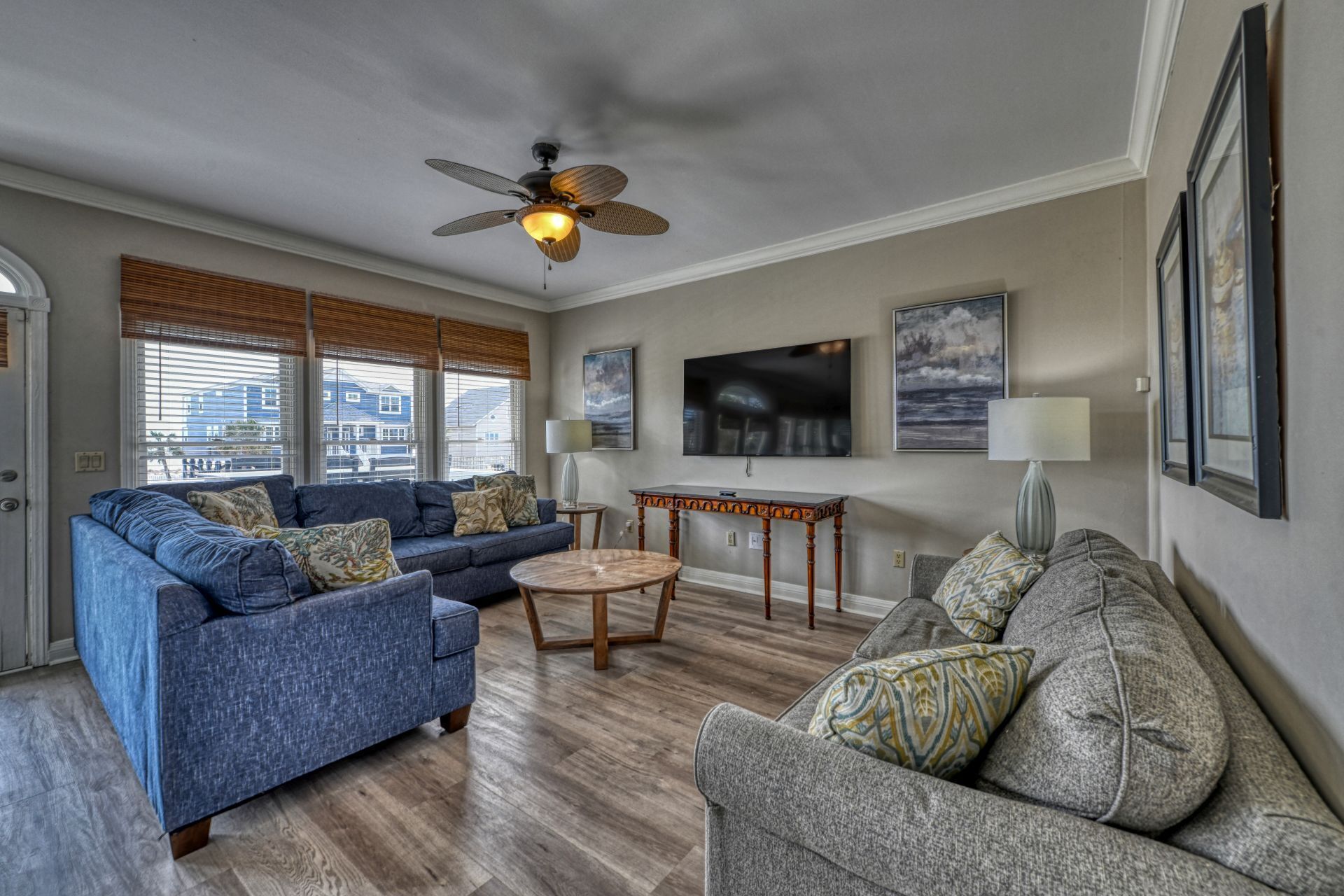 House across street from beach w/unobstructed view