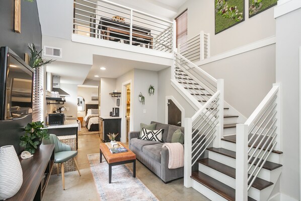 2 bedrooms, iron/ironing board, WiFi, bed sheets - Sit Under the Stars on a Townhouse Roof Deck - 11 mins to Downtown! (Nashville)