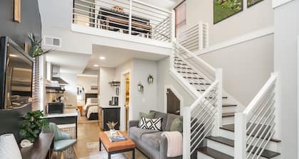 Sit Under the Stars on a Townhouse Roof Deck - 11 mins to Downtown!