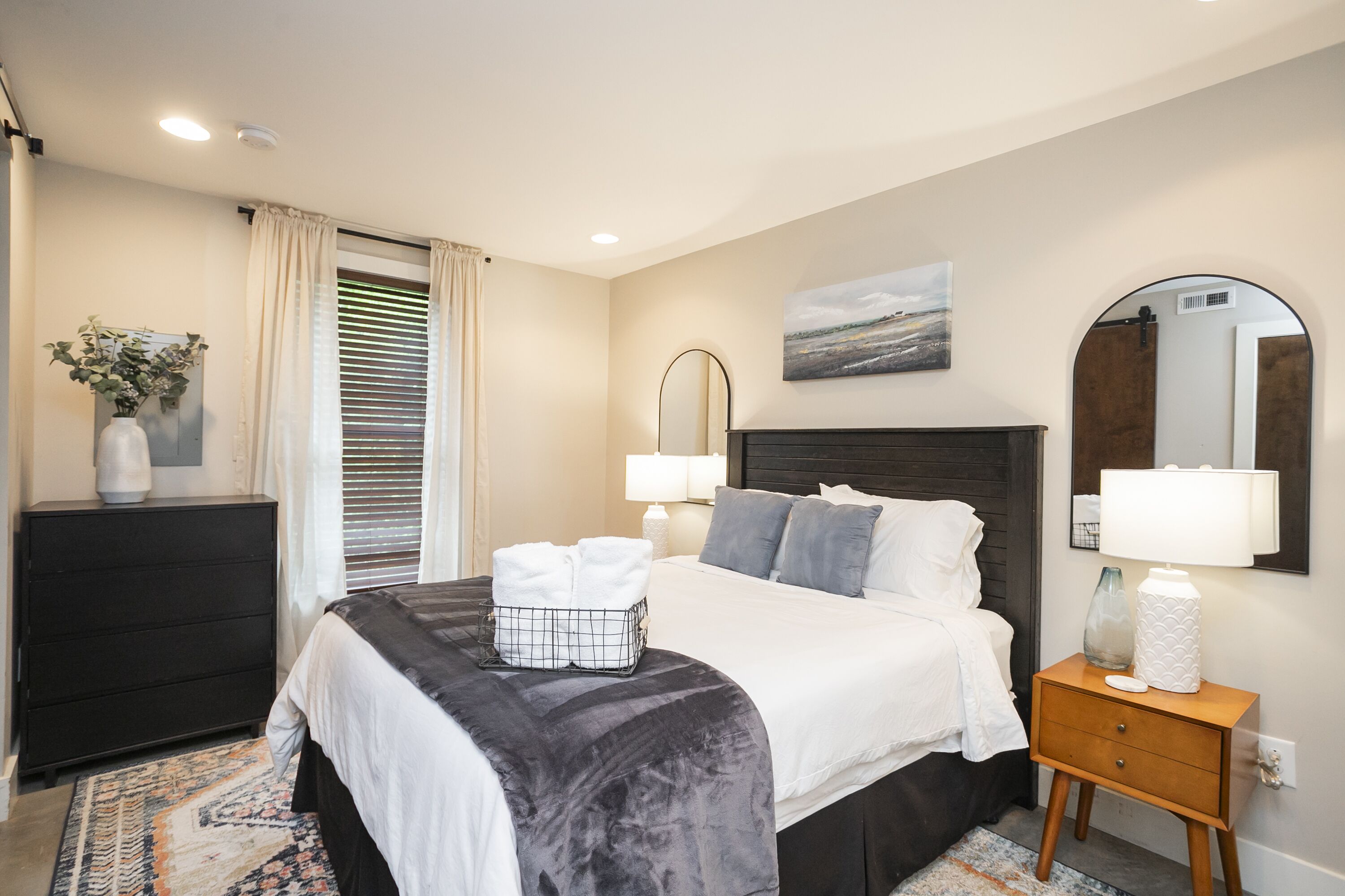 Sit Under the Stars on a Townhouse Roof Deck - 11 mins to Downtown!