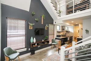 Smart TV - Sit Under the Stars on a Townhouse Roof Deck - 11 mins to Downtown! (Nashville)