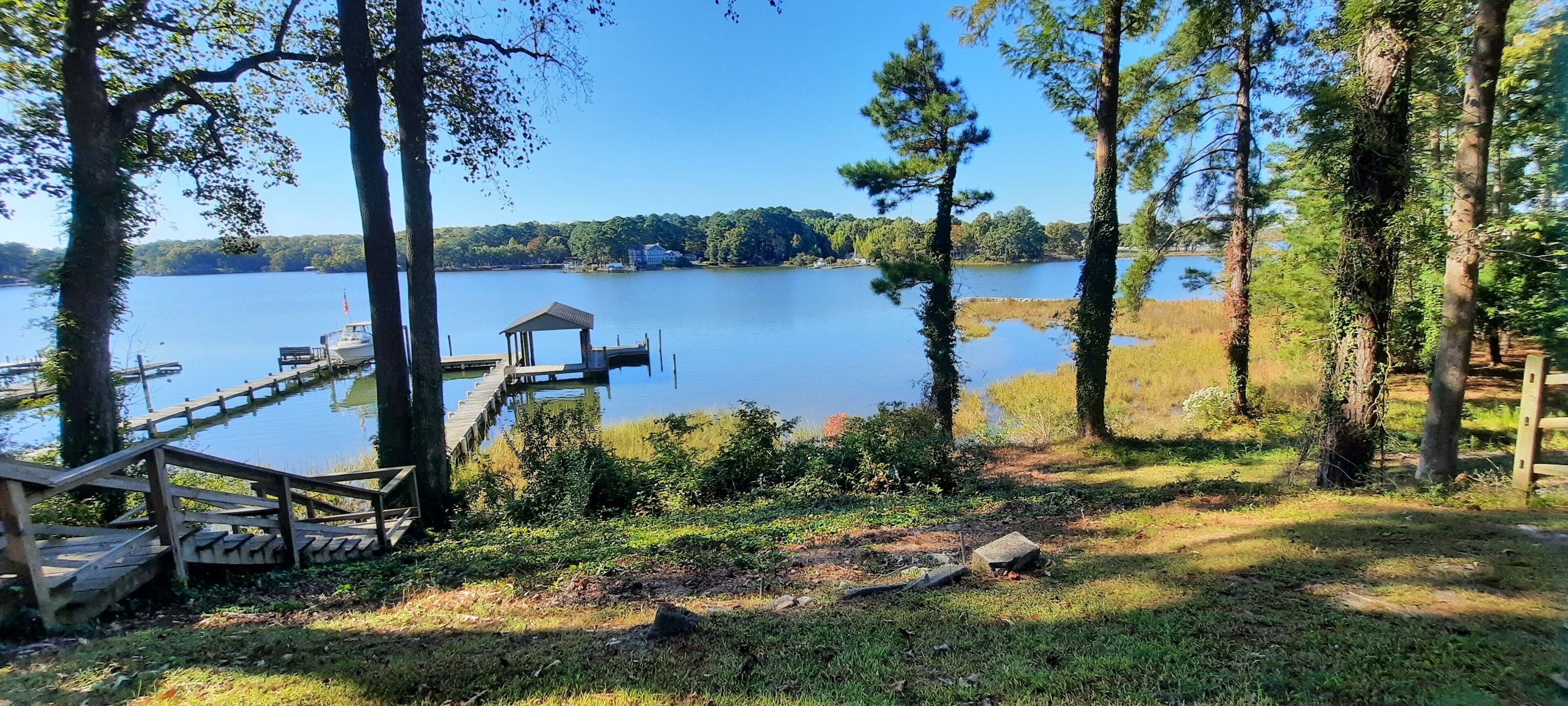 Un lac avec un quai et un kiosque.
