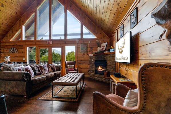 Smart TV, fireplace, video games, DVD player -  OPEN FOR '26 8 Bedrooms 8 Bath Double Kitchen, double hot tubs, sleeps up to 30 (Gatlinburg)