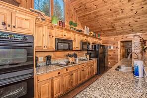 ثلاجة، ميكروويف، فرن، موقد طهي مسطح