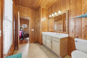Combined shower/bathtub, towels - Seabreeze 4 Pawleys Island Oceanfront W/ Creek dock 6BR/4.5BAS (Pawleys Island)