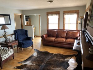 Una Smart TV, una chimenea, videojuegos, un reproductor de DVD