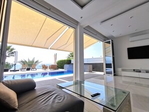 Smart TV, fireplace, books, stereo - Lux Villa Sunrise, First line, Coral Bay (Peyia)