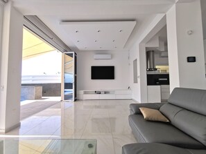 Smart-TV, peis, bøker og stereoanlegg