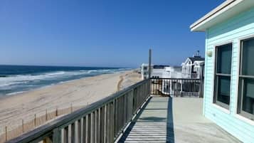 Sulla spiaggia, lettini da mare