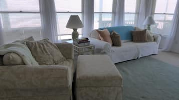 Smart TV, lettore DVD, libri, videoteca