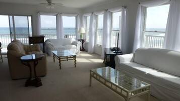 Smart TV, reproductor de DVD, libros, videoteca