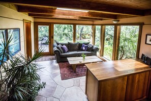 Smart TV, fireplace, DVD player, books - Oasis Retreat Nestled Near World Renown Hiking (Sedona)