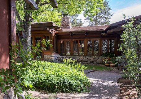 Exterior. Oasis Retreat Nestled Near World Renown Hiking