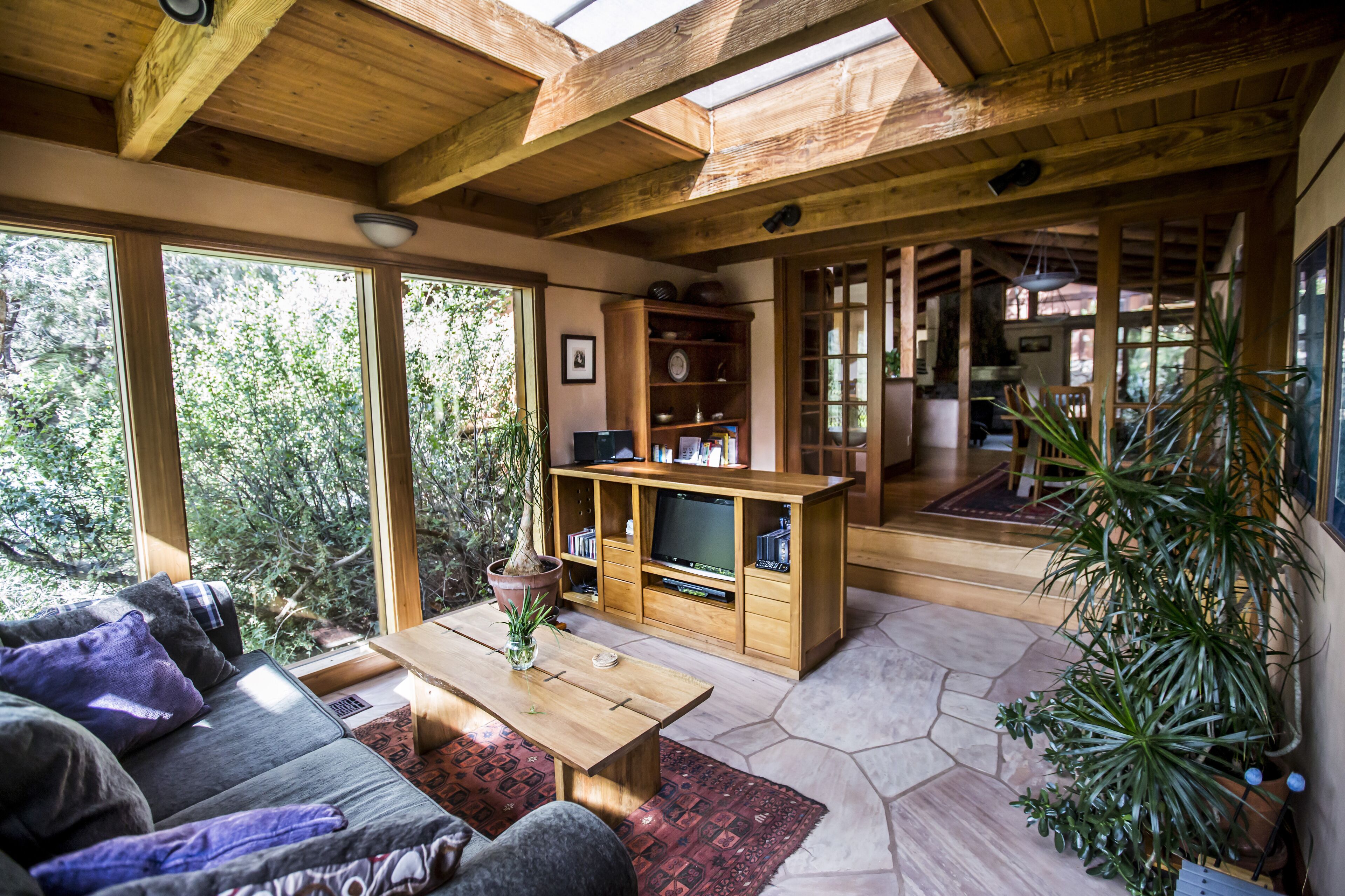 Smart TV, fireplace, DVD player, books