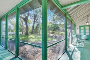 Terrace/patio - Delightful Sea Island Beach Cottage, Private Pool, Hot Tub & Steps from Beach (Sea Island)