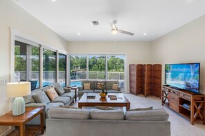 TV, DVD player, aparelho de som