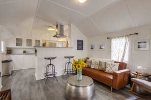 TV - Beach Daze 1 - half a block to the beach, walk to shops and restaurants. (San Diego)