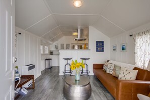 TV - Beach Daze 1 - half a block to the beach, walk to shops and restaurants. (San Diego)