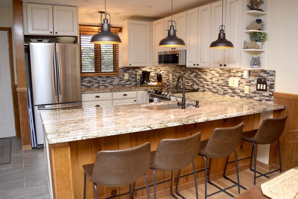 Jääkaappi, mikroaaltouuni, kahvin-/teenkeitin, leivänpaahdin