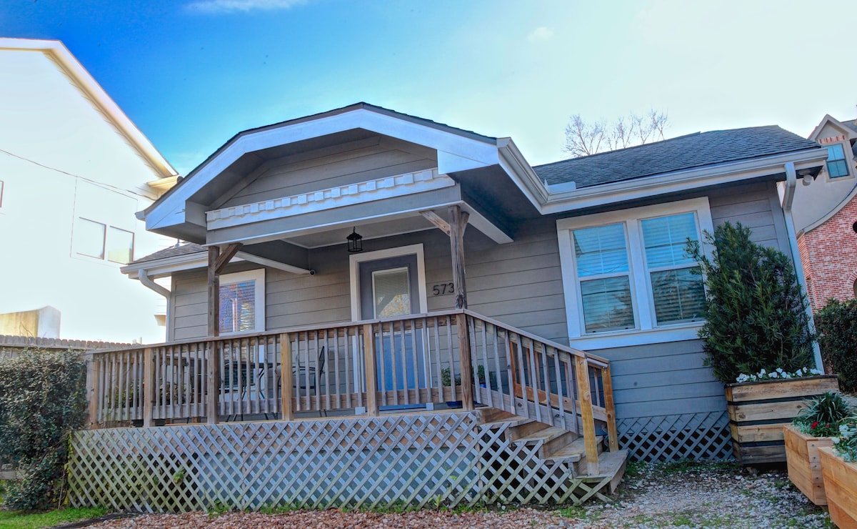 Photo 3 of Retreat in The Heights - Cottage Grove bungalow