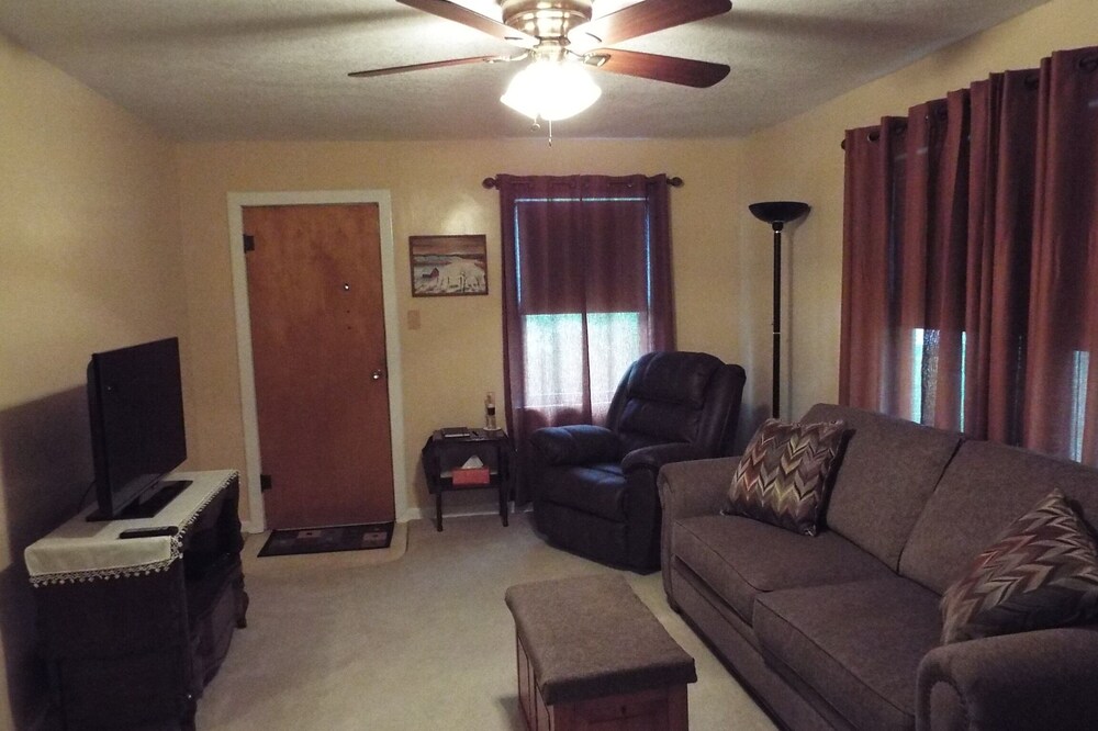 Kozy Landing, 2 Bedroom Home, by city park