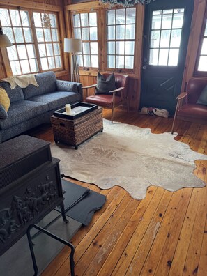 Interior - Cozy, lakeside cottage for your family vacation (Woodstock)